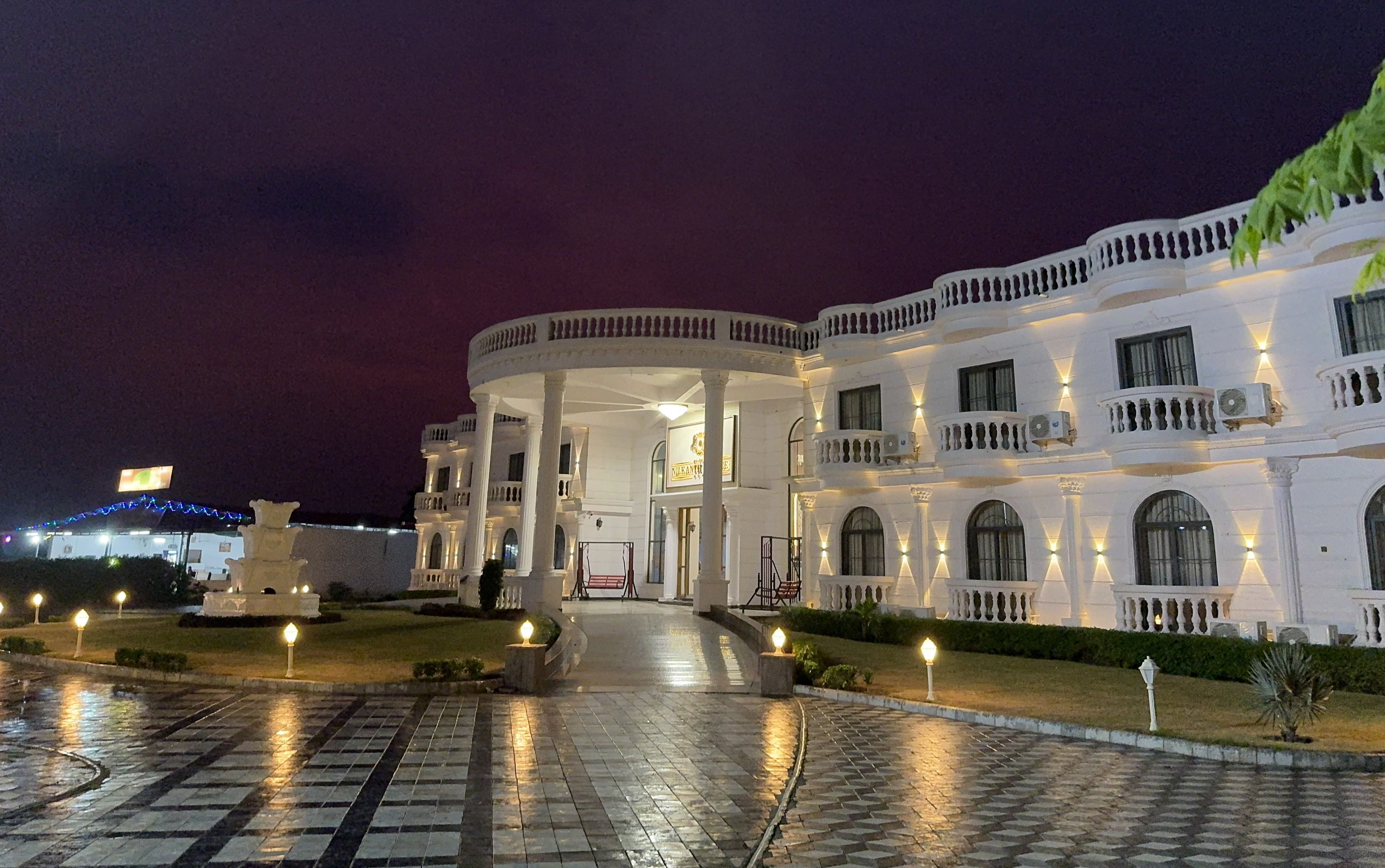 Hotel Nilkanth Palace